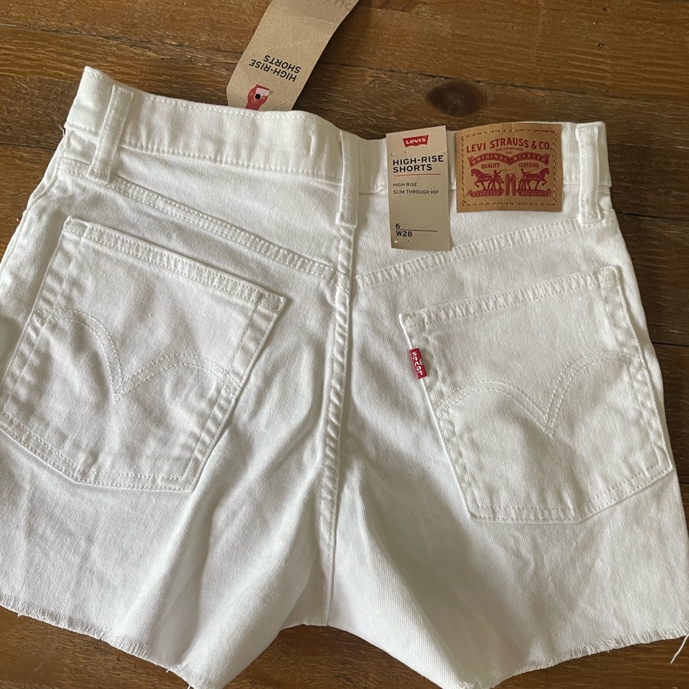 Levi’s high waited white shorts